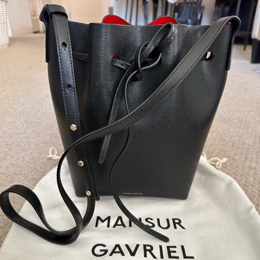 Mansur Gavriel Bucket bag in black/ flamma
